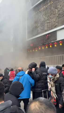 1月26日，沈阳东大副食商场发生爆炸。目前爆炸原因和具体伤亡情况不明。
3天前，习近平曾前往此商场视察。 