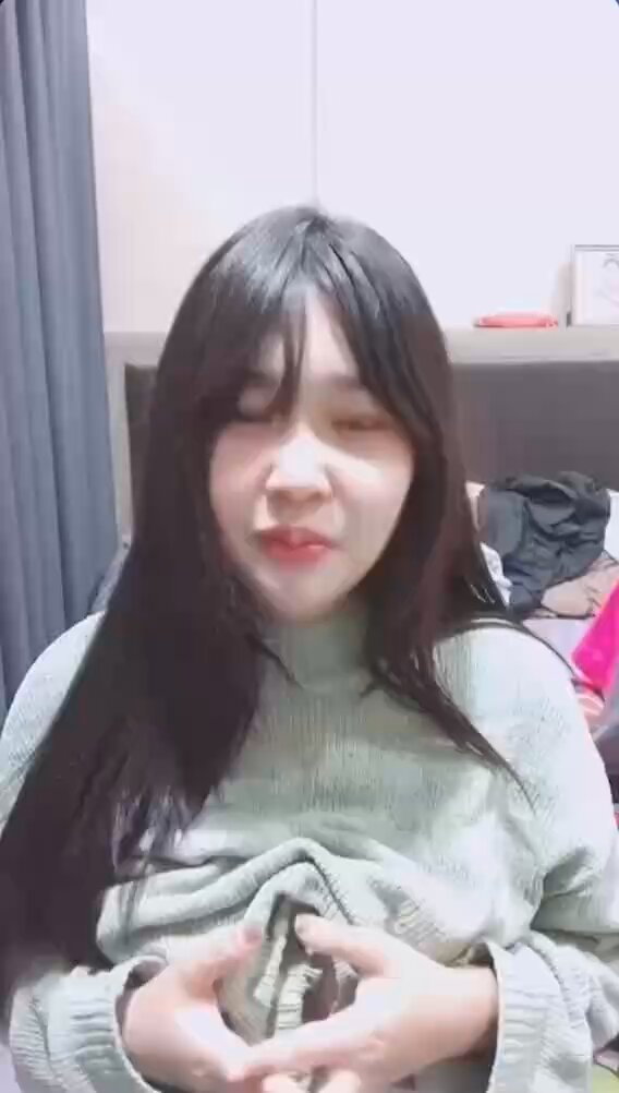 美女走光直播妹掀背心11秒    