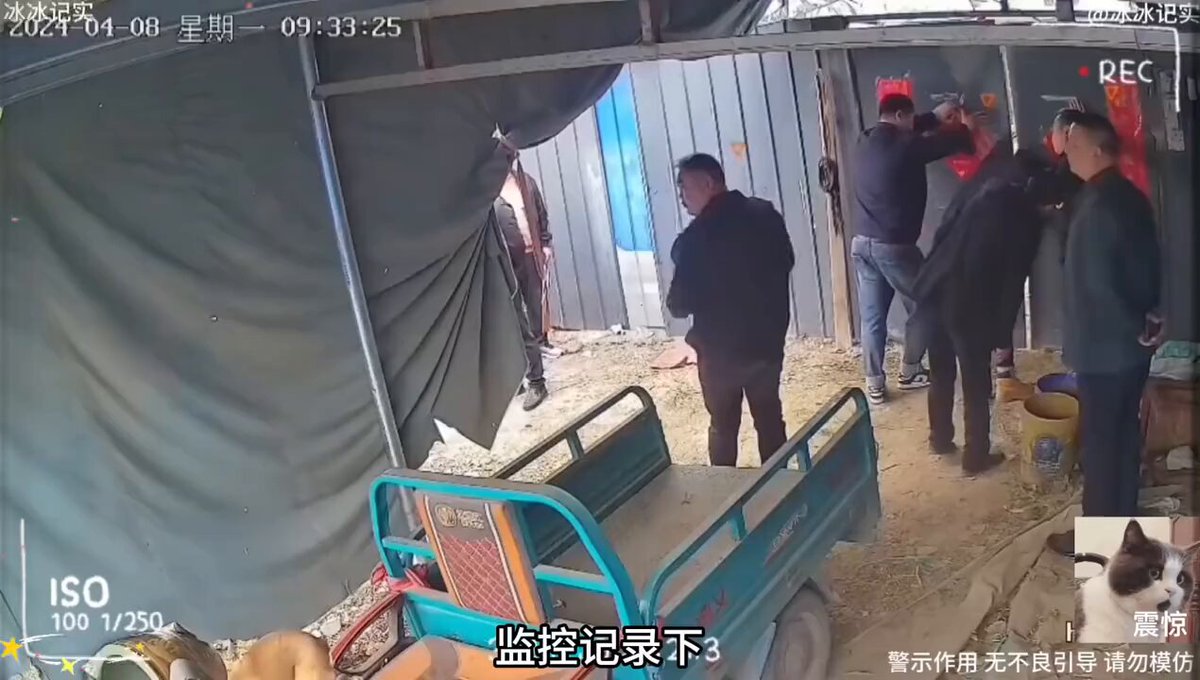 街道办人员强行撬开农户家门,将家中的黑山羊牵走,真是不可思议 