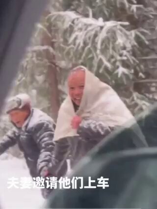 江西赣州，王先生夫妇驾车途中，路遇2位老人冒雪艰难步行，搭载驱车20多分钟送回家中……举手之劳，随缘行善！暖心人❤️👍 