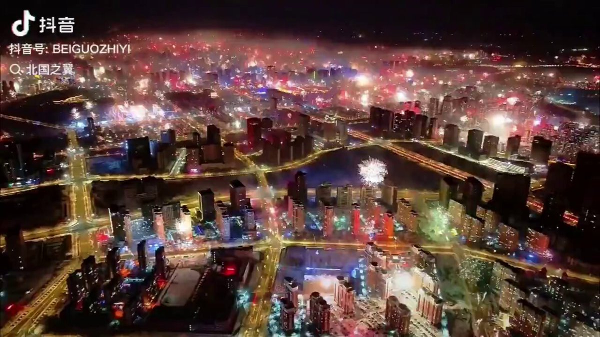 中国人的浪漫时刻！2025中国内蒙古鄂尔多斯市除夕夜烟花盛况。
2025中国山西省居民通过盛大的集体烟花秀欢度蛇年春节。 