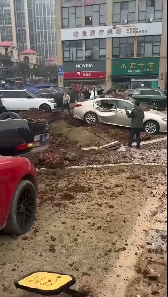 下水道聚集那么多量的沼气，这个巨大的安全隐患是谁的责任？

这是设计问题，不仅仅是孩子放鞭炮问题，沼气无法正常排出，早晚出大事！城镇化基础设施有缺陷！

资中大事件!小孩扔玩爆竹后续! 