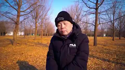 1月29日，北京一大爷评价电影战狼：他(吴京)就是一个吃爱国饭的，战狼电影你当娱乐片还行，有些人被骗到缅甸亮出护照也没用最后还得靠别人解救。 