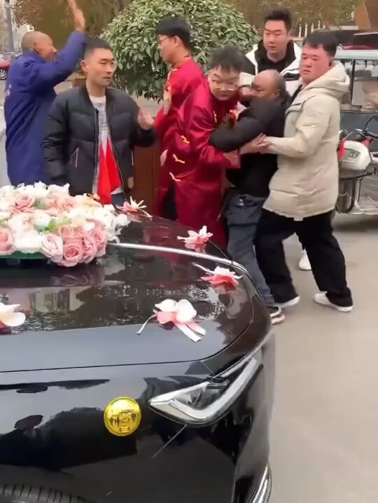 豪华婚车被一群老头勒索🧧，还推着轮椅砸婚车🎎～～😂 
