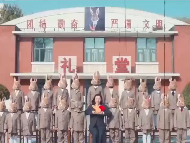 郑渊洁的黑暗童话《训兔记》，如何把学生变成乖乖兔。 