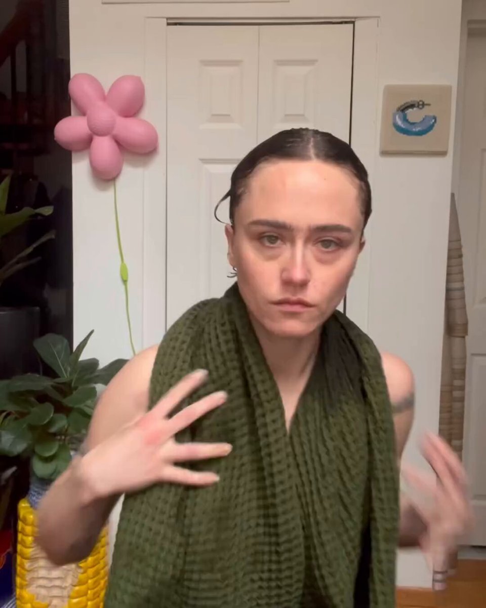 卡玛拉 (Kamala) 的继女艾拉·埃姆霍夫 (Ella Emhoff) 刚刚推出了一款身体油带货广告。

 