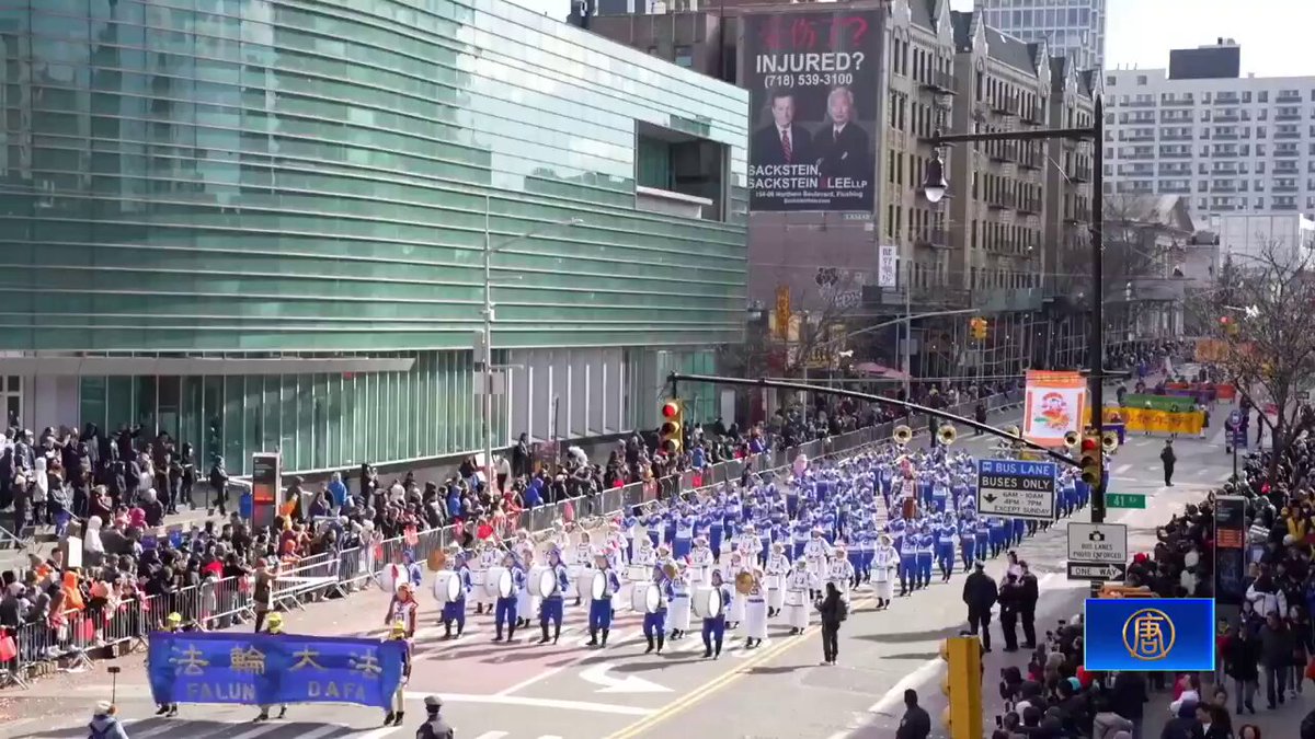 紐約法拉盛舉行2025中國新年大遊行，法輪功隊伍壓軸出場。 