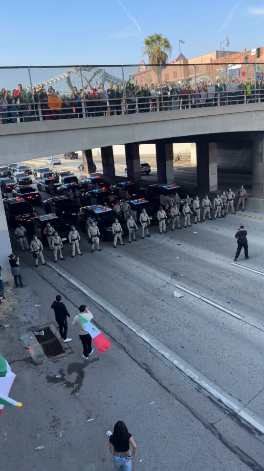 正在发生：洛杉矶警方目前正与在洛杉矶 101 号高速公路上挥舞墨西哥国旗的抗议者对峙。

抗议者对墨西哥的热爱足以让他们挥舞国旗，但却不足以让他们驱车三个小时前往边境。

 