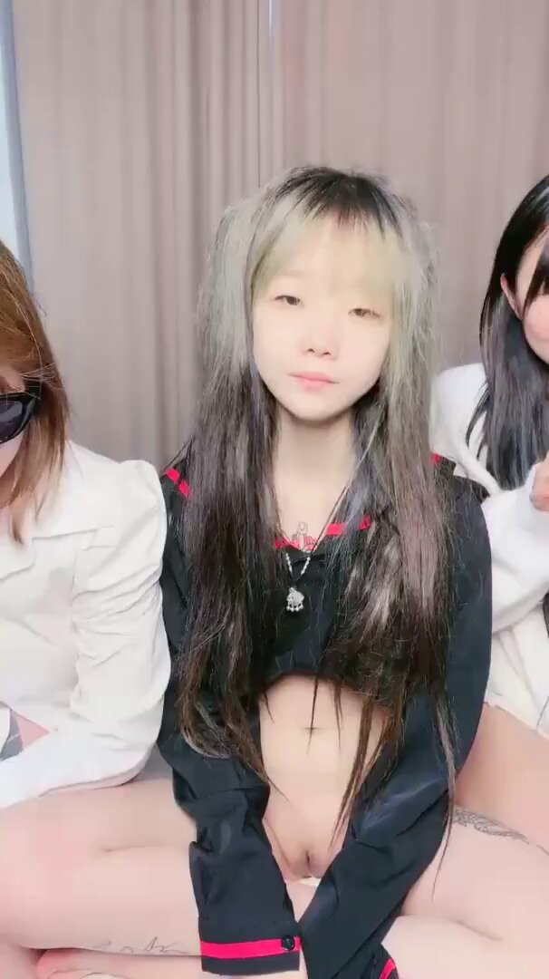 「长视频」糖心Vlog官方 闪亮三姐妹全程露脸,年轻貌美无毛bi性感纹身娇嫩的小奶子,女同互慰白浆滚滚来 娇喘淫荡漾房间 精彩又刺激
更多 更多精彩视频任你狂欢 观看 02:05:46