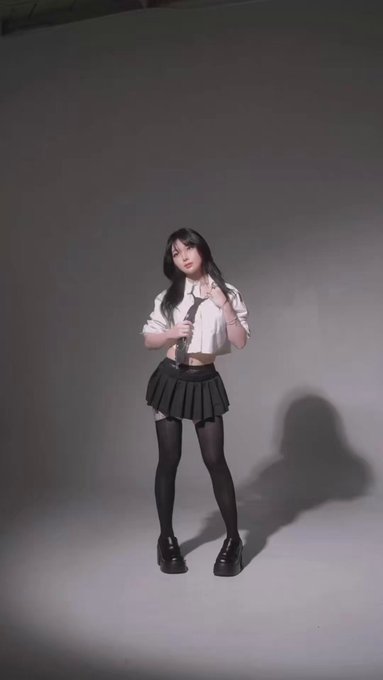 Some behind the scenes of the most recent photoshoot set ?? Did you catch it at the end? ? https://t