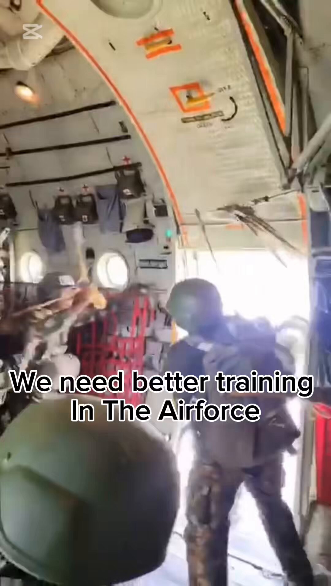 [問卦] 奈及利亞傘兵用有洞的降落傘 正常嗎？