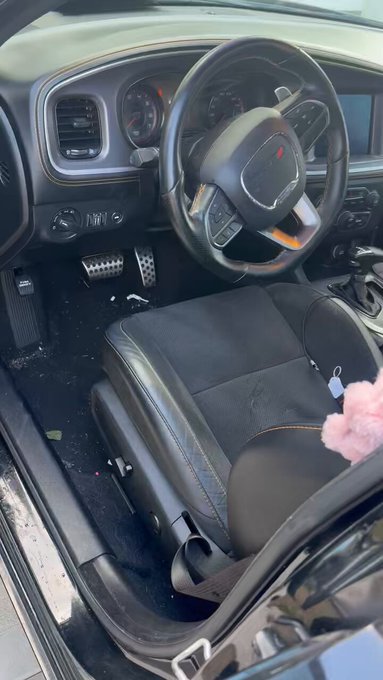 Selling my scat pack https://t.co/FRlI0o1W12