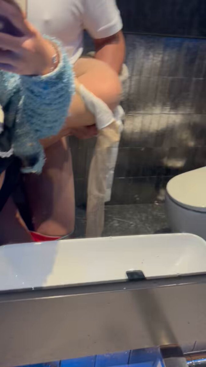 喝酒喝着喝着想要 在KTV包间厕所🚽就干 1