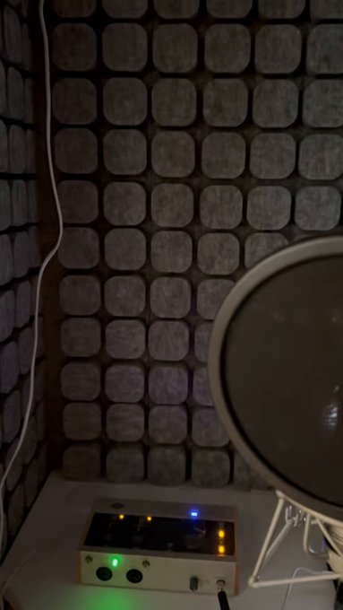i got a new recording booth https://t.co/MZR7DNIfI1