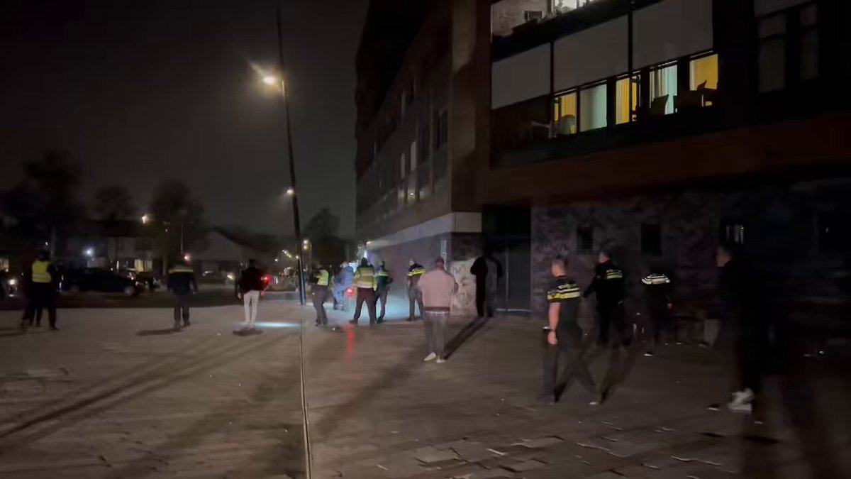 Politie ontruimt winkelcentrum de Grote Beer in Hoogeveen