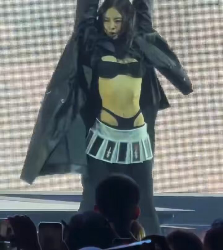 [問卦] Blackpink的Jennie 也開始賣肉了？