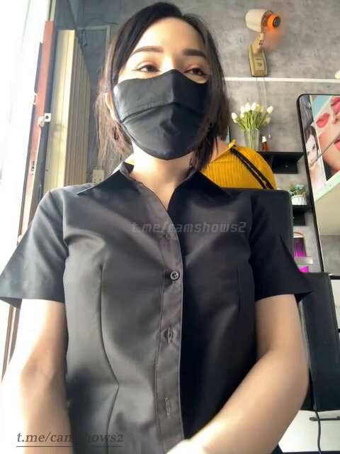 karyawan salon kerja sambil pakek dildo di memek part 2