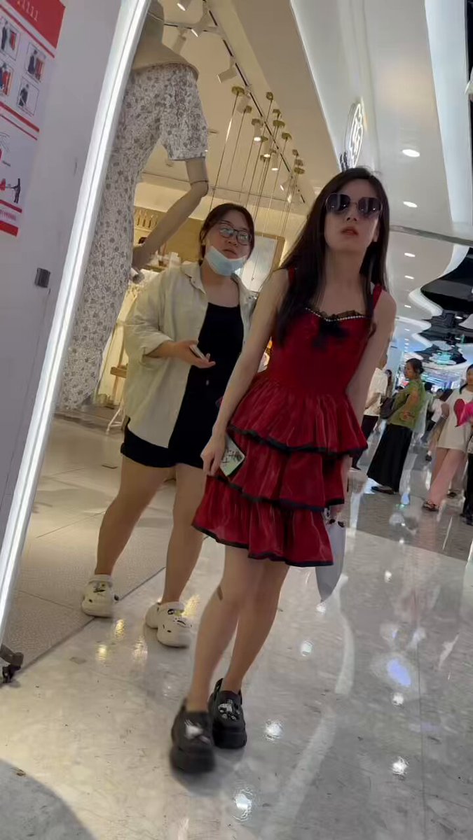 「短视频」重口社 “年度精品”极品美女无内逛街,大神极限距离贴b拍摄!骚逼淫水外流! 00:04:56