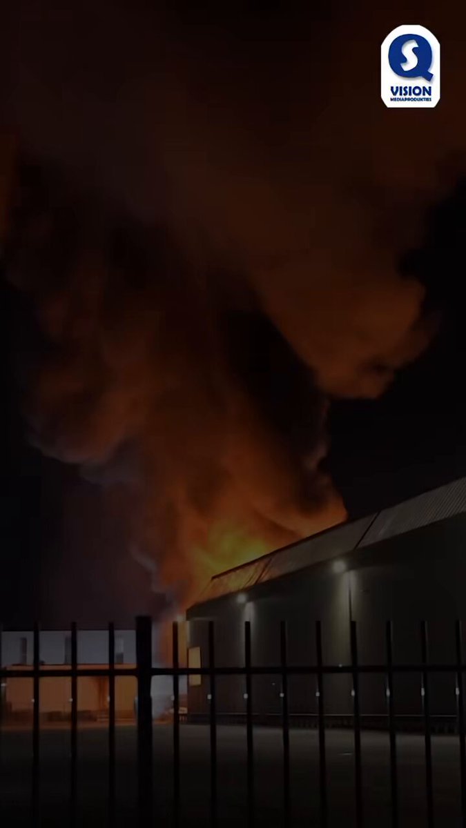 Grote brand bij autobedrijf in Raamsdonksveer