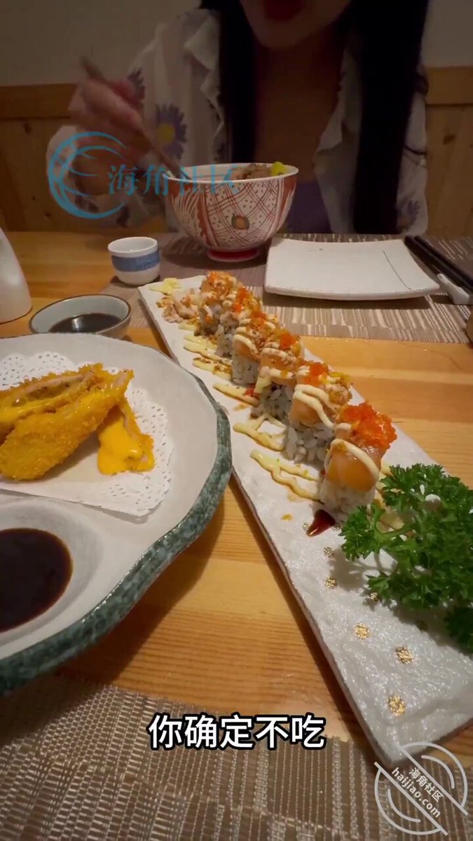 「@」海角社区🕊️ 巨反差巨刺激 日料餐厅里把学姐按在桌子上狂操连续喷水 好刺激好爽 再到酒店一遍看黄片一遍插着学姐 颜射吞精