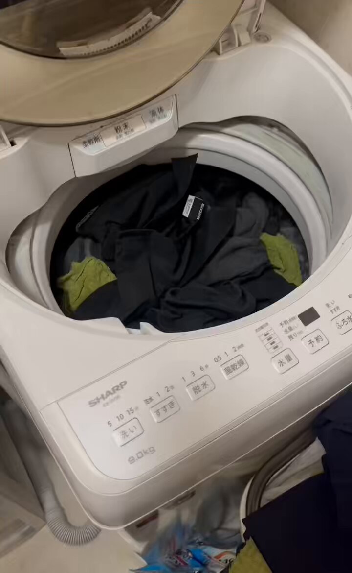 もちろん家に帰ってこっそりと彼女の下着も…
あ！こいつ3日分も洗濯物溜めてやがる…
罰として3 SET回収しま〜〜す
これバレたらめっちゃ怒るやろうな〜
あ、因みに3SETともみんな大好きでチュチュですよ
気になる方、欲しい方リプor DMお願いします