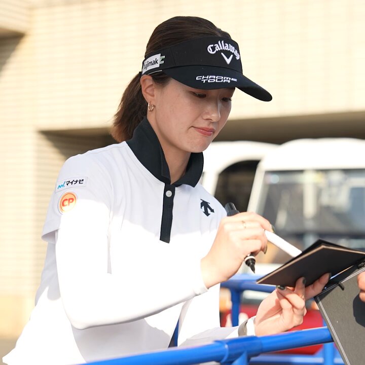 GOLF5 青木香奈子サイン入りキャップ ホワイト レーサー青木香奈子誕生!? 本物のフォーミュラーカーに乗り込ん