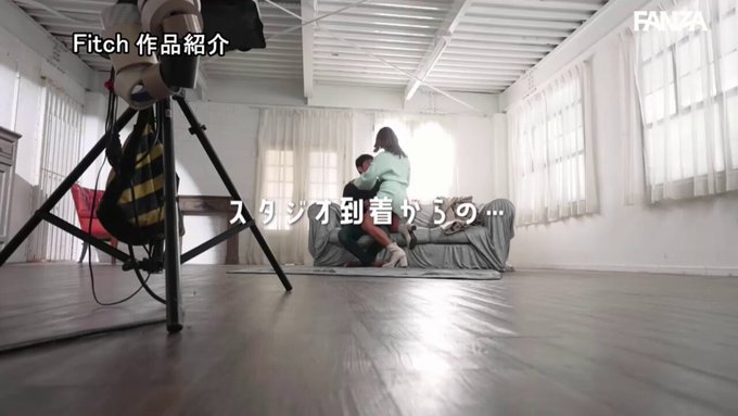黒咲華 黒ギャルなのに現役看護師…黒ギャルなのに生チンポでセックスをしたことがない…ギャップだらけの彼女が満を持して人生初の生中出し解禁！今まで味わったことの無い快楽で生チンポの虜になった敏感マンコが過剰に反応して潮吹きが止まらない！