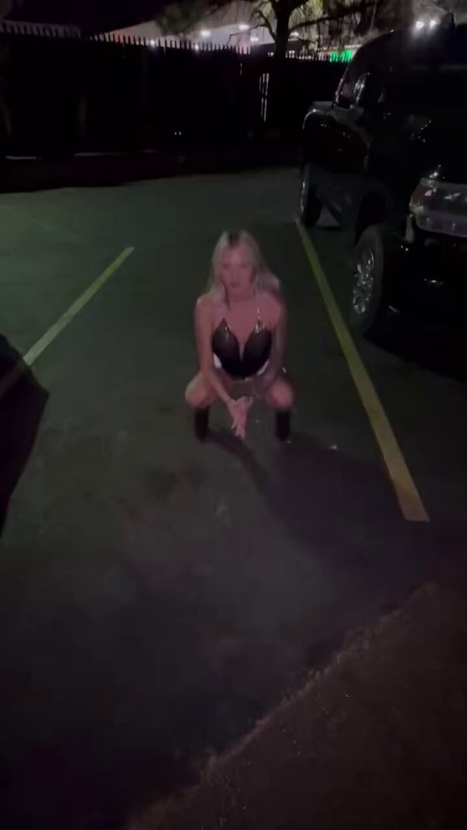 Video oleh @GirlsLovePee