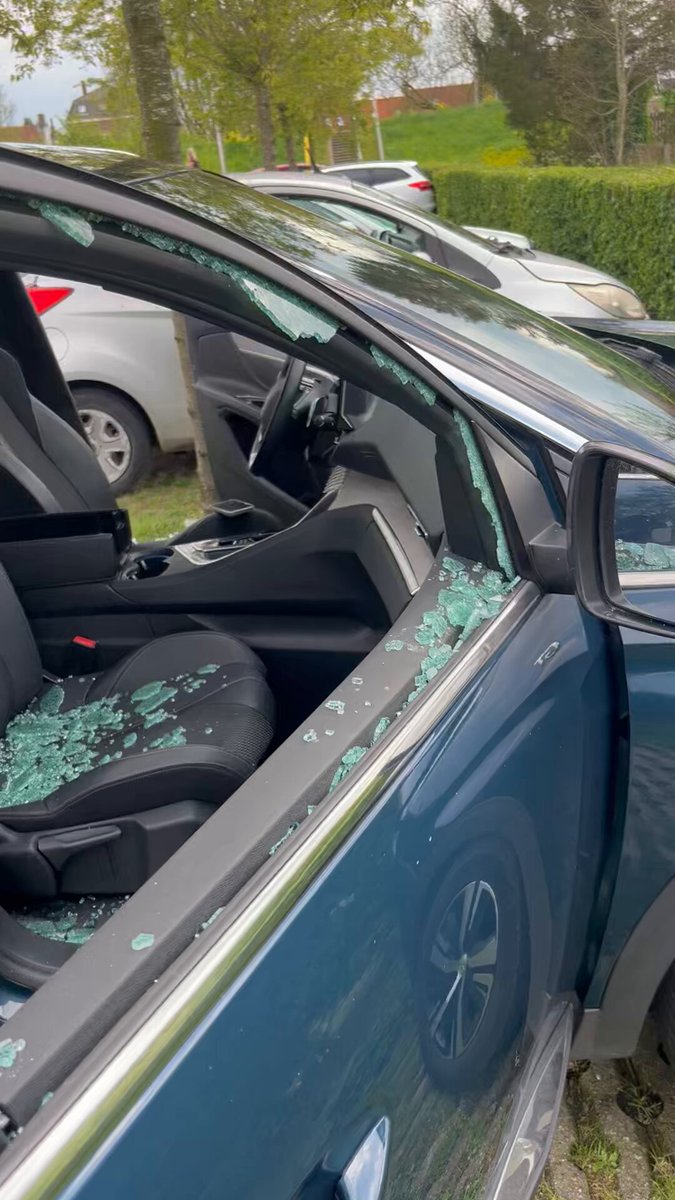 Vernieling van 21 auto's op Parkeerterrein Zomerdijk