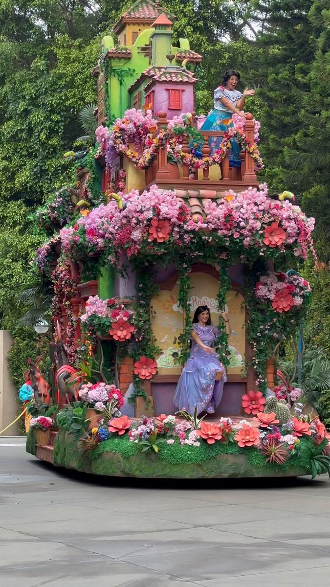 香港ディズニー20周年 ミラベルフロート🏠 イサベラのお花が、ぱぁ