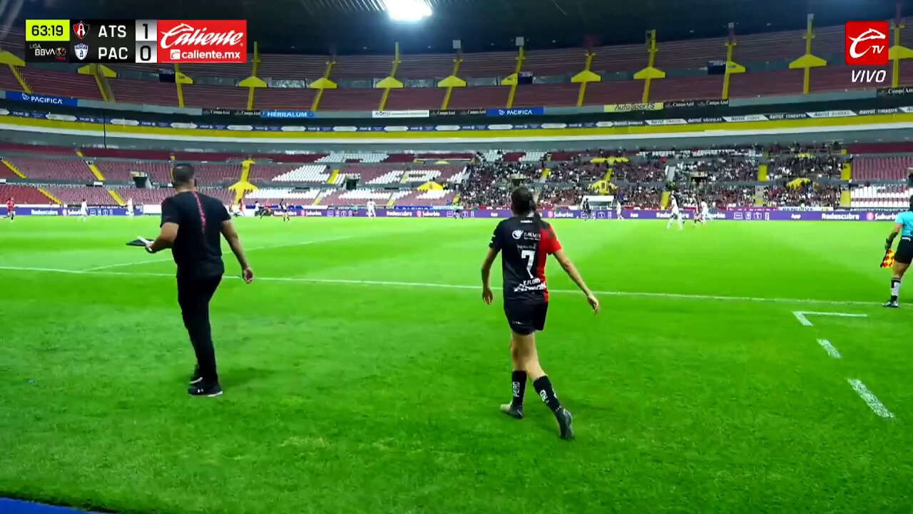 @TuzosFemenil Así definió Charlyn para poner su gol #22 del torneo y el empate.