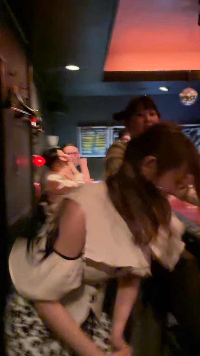 昨夜BARみるくの破壊神で開催された
DJイベント『闇夜の牛乳配達』
ありがとうございました🪩🫶🏻
BARみるくの破壊神をプロデュースして
4ヶ月、働いてくれる子もお客様も楽しい空間になれるよう今後も精進します😊
昨日はみんなで踊ったりして楽しかった🕺
ヲタ芸でノリノリのもあちゃんです❤️🔥