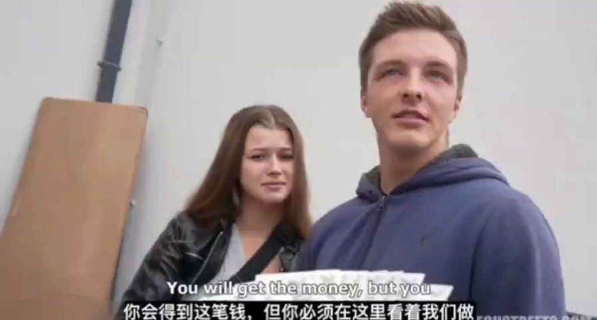 「@」傻傻的桃羞 捷克街头系列 五万捷克币换一次底线啪啪,男友在一旁观看,女主长得很漂亮。