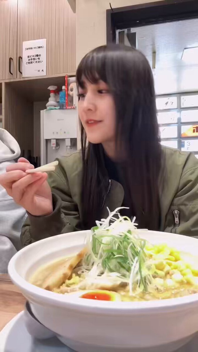 味噌ラーメン食べるだけの動画🍜

#飯テロ #ラーメン