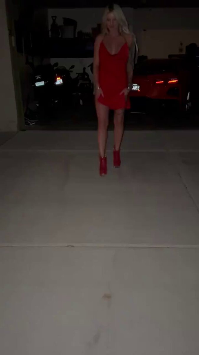 Video oleh @GirlsLovePee