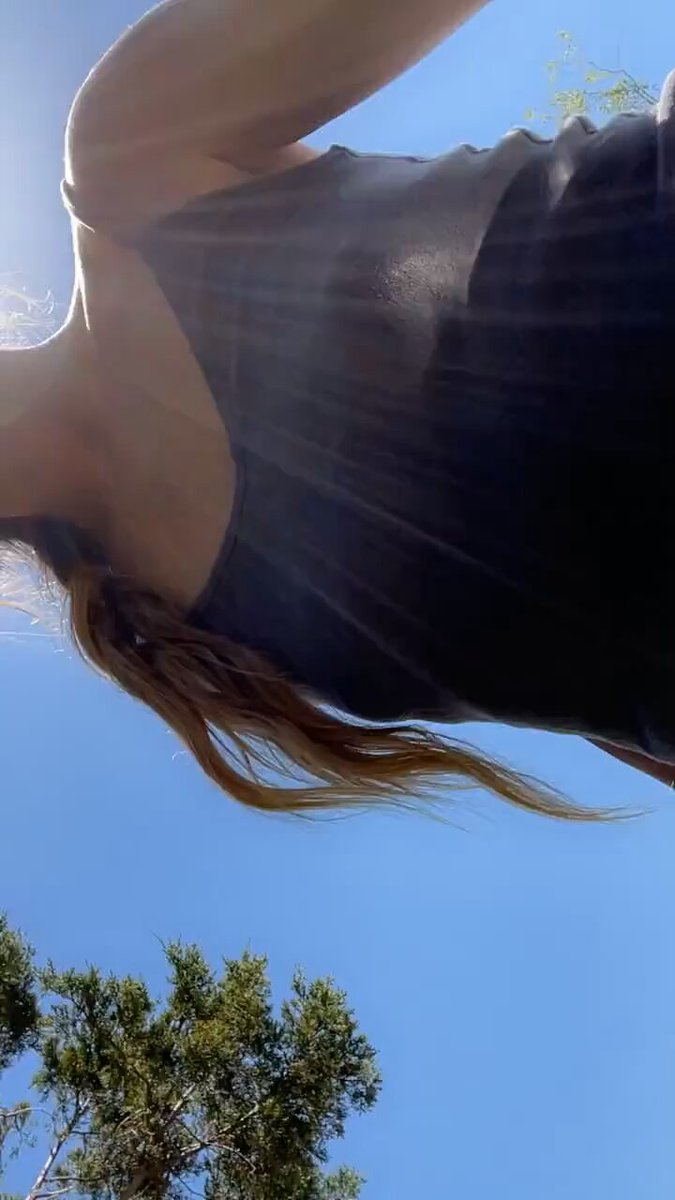 Video oleh @GirlsLovePee