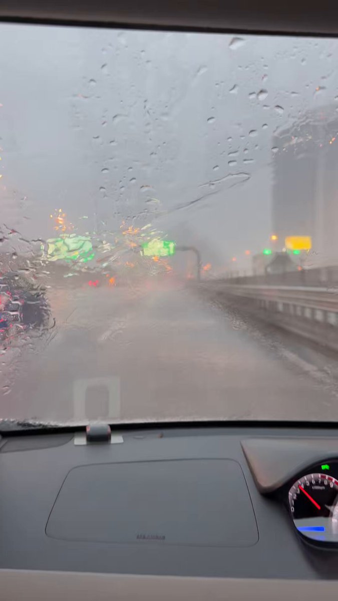 集中豪雨みたいなのと
帰り道がいっしょになっちゃって
やばかった、、、