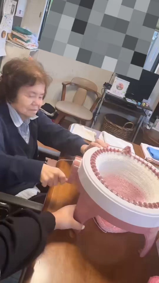 編み物が大好きだったおばあちゃん。
今は,認知症と手が震えちゃって
なかなかできなくなったので
簡単に作れる編み機を
プレゼントしたよ🎁