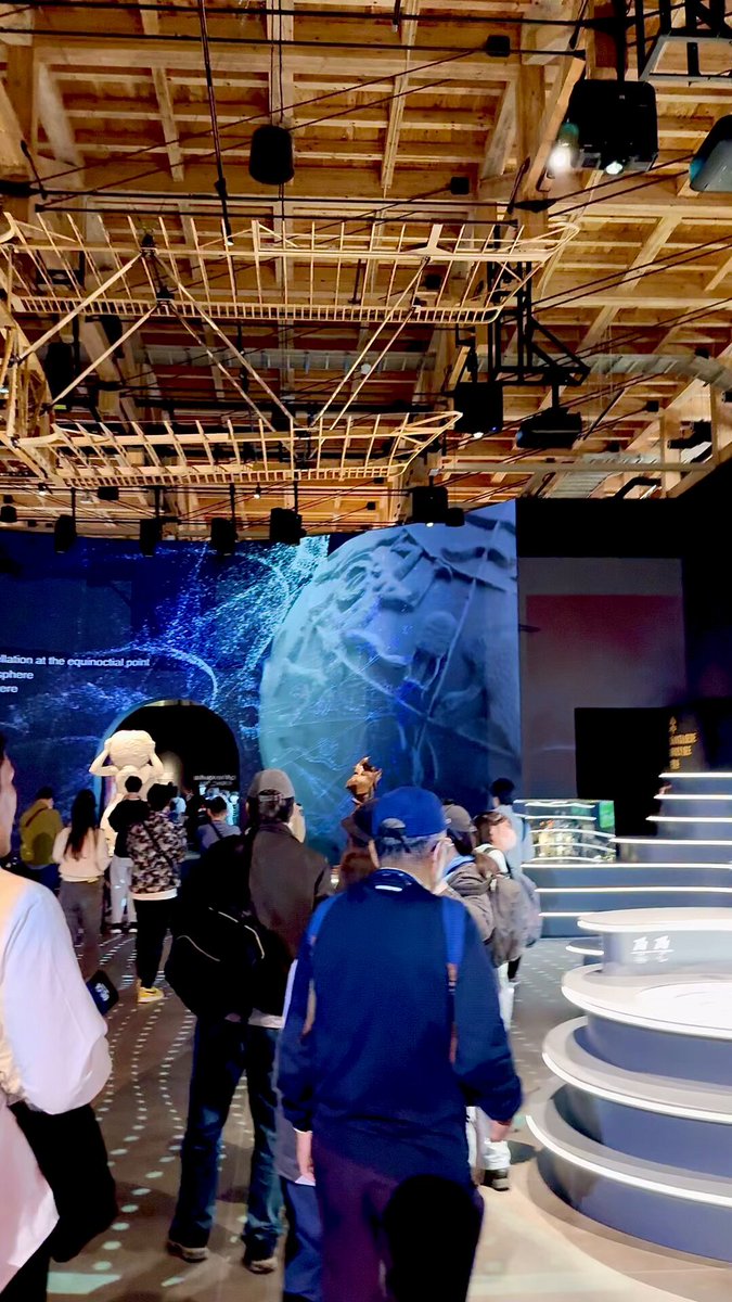 ファルネーゼのアトラスの展示部屋天井に吊るされた「アルトゥーロ