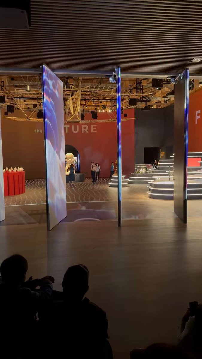 ファルネーゼのアトラスの展示部屋天井に吊るされた「アルトゥーロ