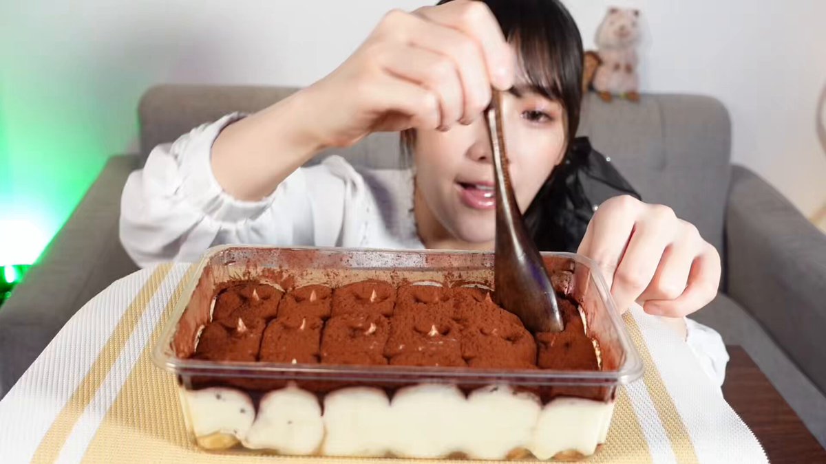 【飯テロ】1000kcal超え！？ロピアのティラミス！Eat a big, sweet, rich tiramisu!【大食い】

▼ロングバージョンはこちら▼