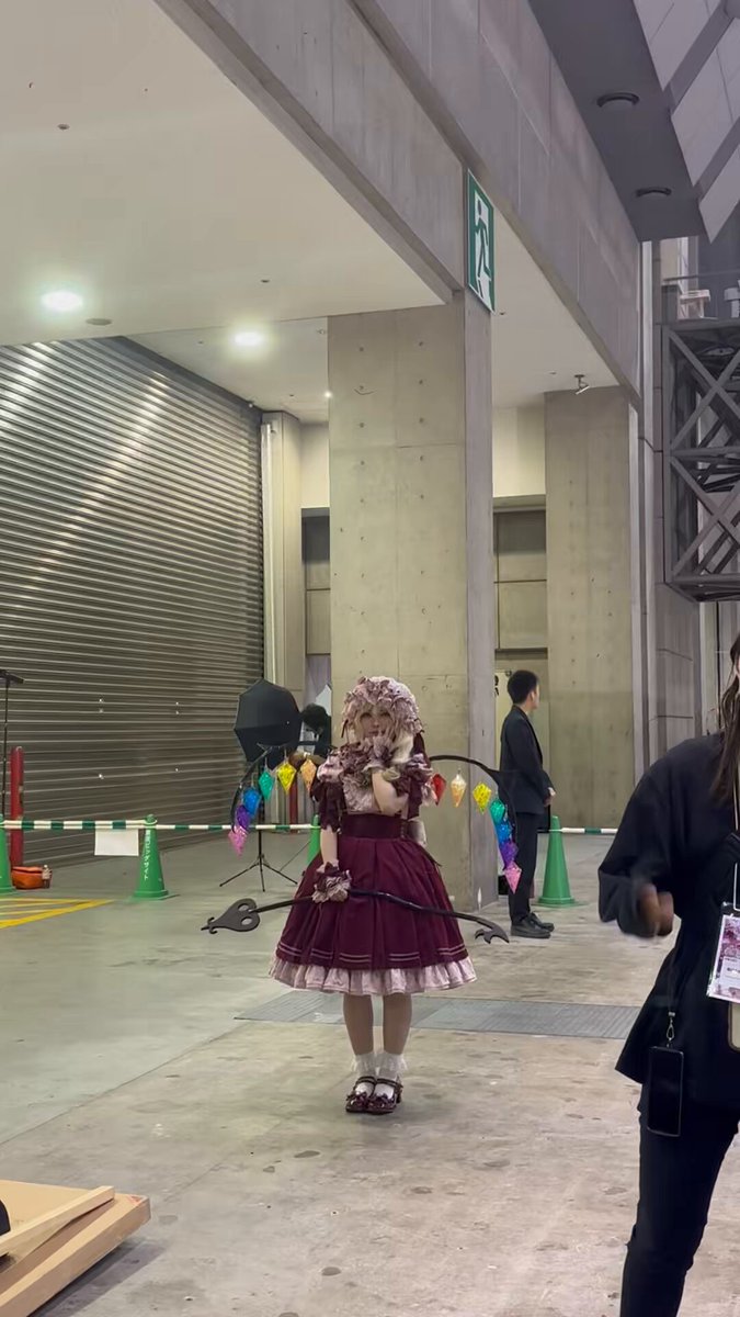 フランちゃんのお洋服…
リボンたっぷり🎀
個人的にはお袖の大きなリボンが柔らかくて好き❣️
スカートは別珍ボックスプリーツで重厚感あるのにしっかり広がる!
ZUN帽ナイトキャップはお姉様とお揃い🦇全体的に肌馴染みの良い落ち着いた色味で、それからそれから…おっと!(📷みう)
#東方星箱FS