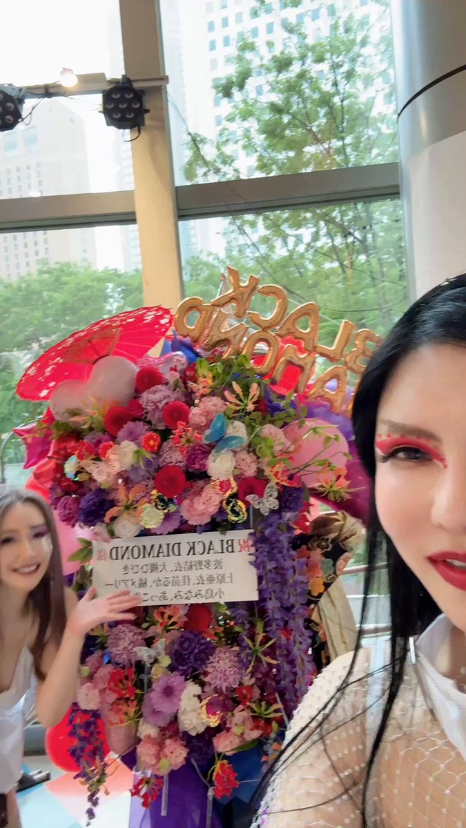 一気に会場を華やかにしてくれたのはフラワースタンド🥰💐❤️❤️
ひびちゃんいつもまとめてくれてありがとう!!!
いつもいつも協力してくれる
はたちゃん、ひびちゃん、るーちゃん、あいちん、めめたん、あっこちゃん、こじこじ
に大きな大きな感謝と愛でいっぱいです🙏💐❤️❤️
@hatano_yui
@hibiki0221
@rukaKANAE
@ai_uehara_ex
@mary_memefam
@akkkkkkko1122
@kojima373
この作品ははなしごとさんから💐
マジ天才
@hanashigoto87