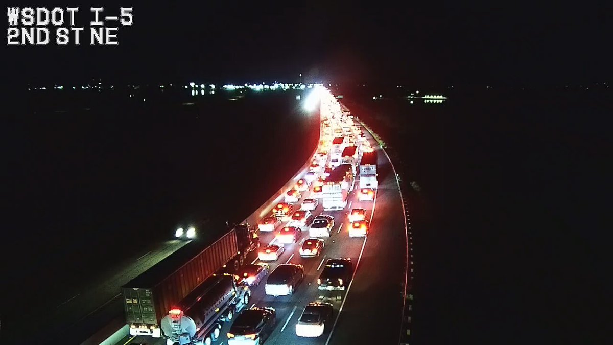 クリア：北行きのI-5は、近くの衝突の後に再開されたばかりです