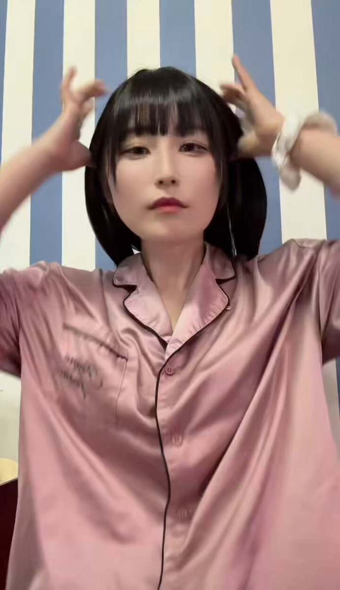 パジャマで食べるラーメン美味しい動画🍜