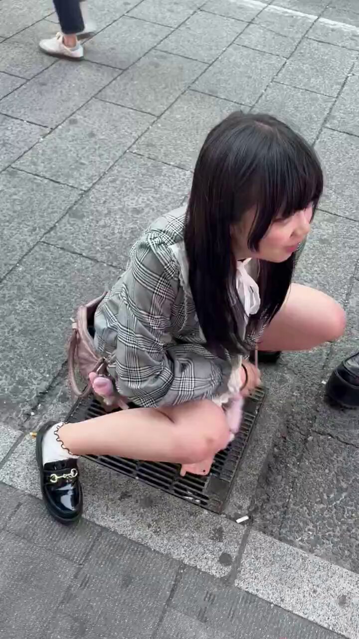 路上放尿  / X