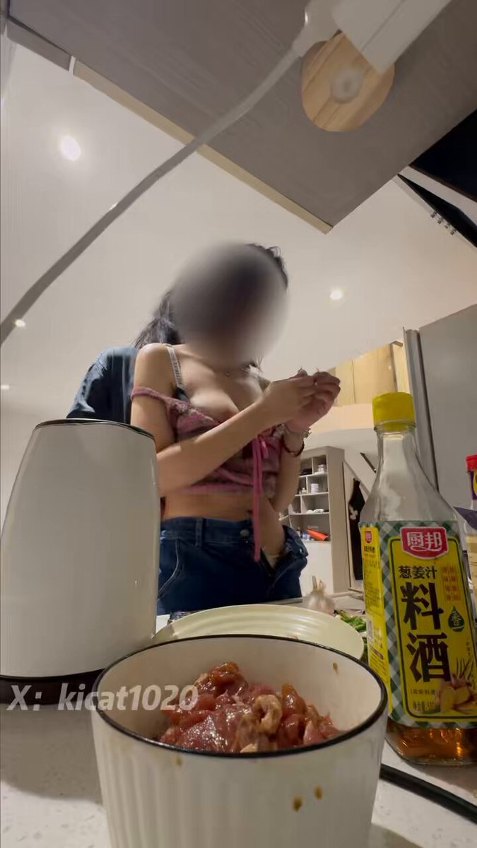 室友的对象来家里做饭给我们吃，室友在楼上打游戏，我在楼下操死他女友，把她女友按在门上后入，开门看见走廊她大气都不敢喘，最后沙发直接射她里面，室友却还是不知情….
