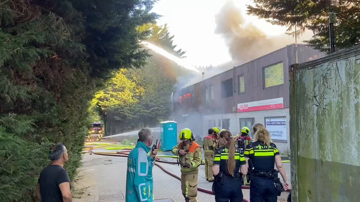 Grote brand in pand aan de Jaap Edenweg Den Haag