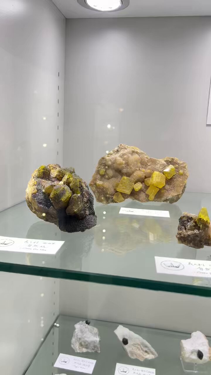 イタリア産 硫黄、あられ石【鉱物標本】 サルファー(硫黄) イタリア R5-1076 | 石や なごみん【高品質で