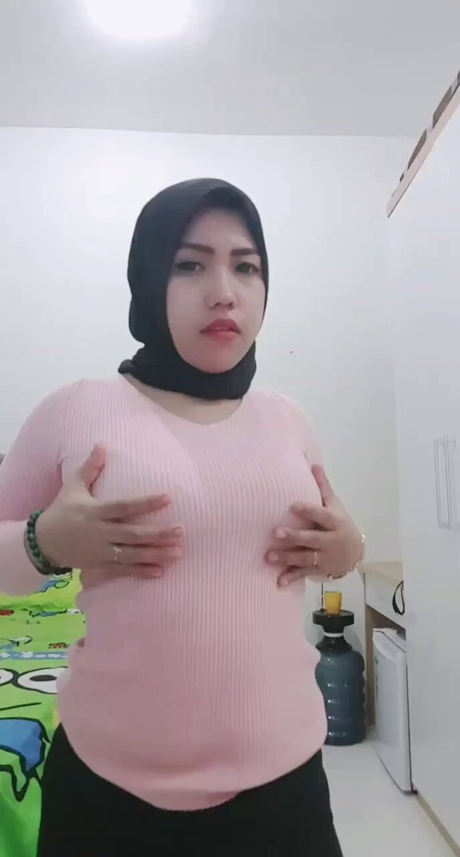 uhkti cantik pamer toket nih